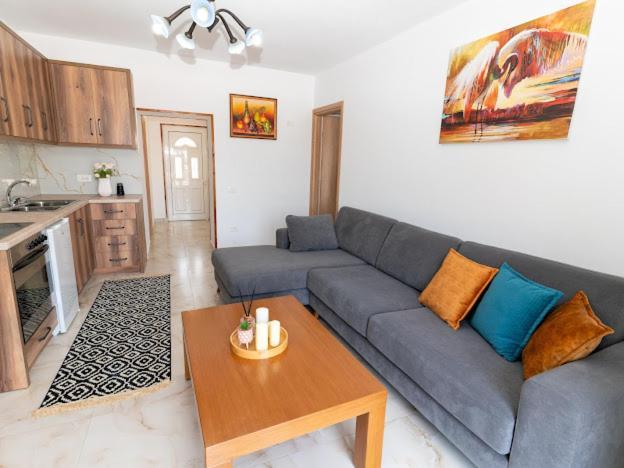 Roel Apartments Sarandë エクステリア 写真